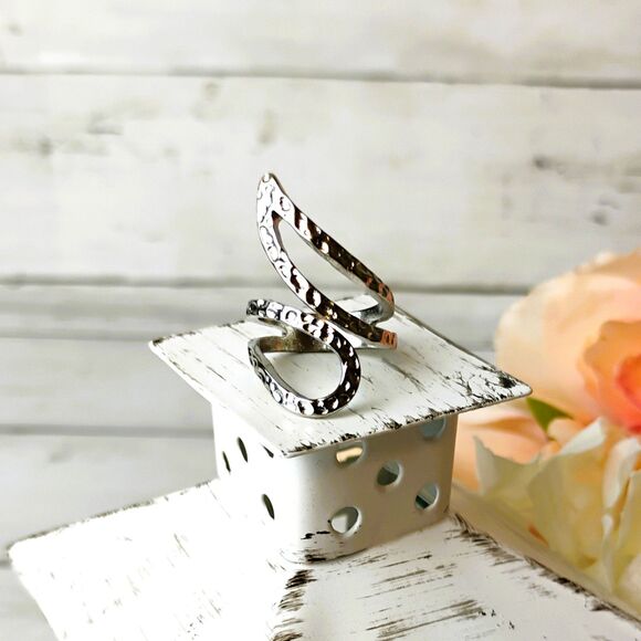 NEW Hammered Metal Silver Tone Wavy Statement Ring Size 6 Funky Eclectic - Picture 2 of 5